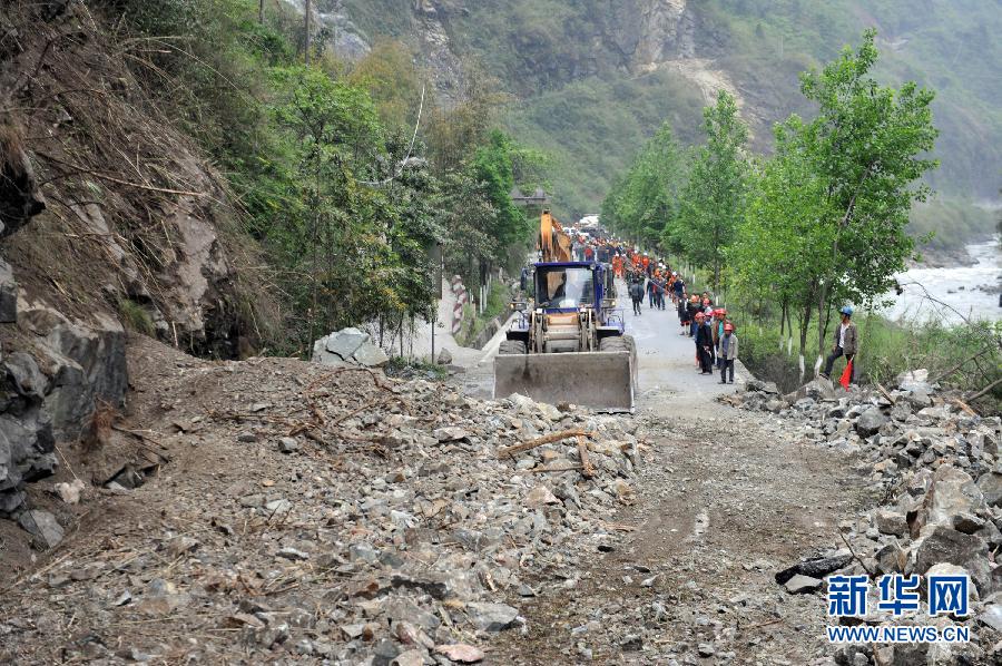 (“4·20”蘆山地震)(9)蘆山縣通往寶興縣靈關鎮道路已搶通
