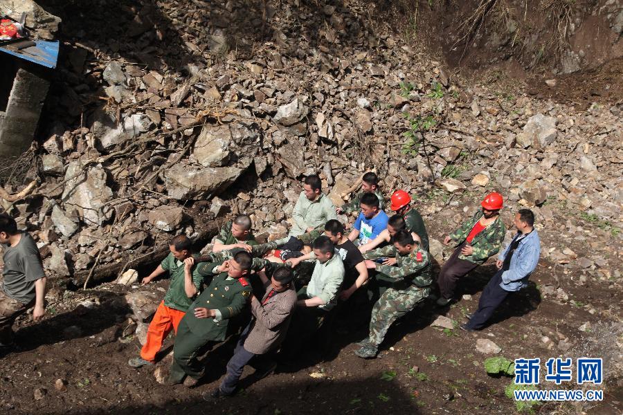 (“4·20”蘆山地震)(8)蘆山縣通往寶興縣靈關鎮道路已搶通