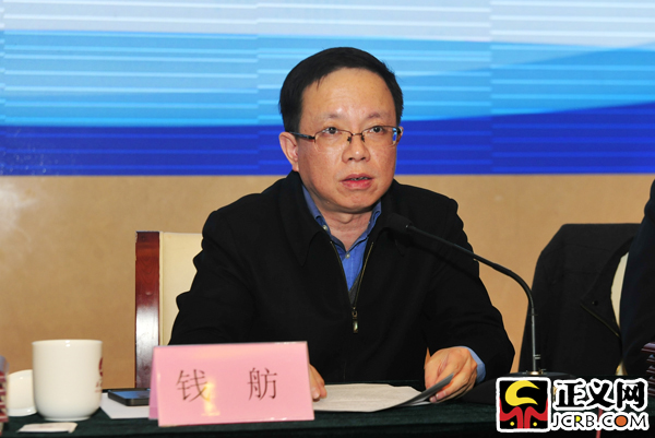 檢察日報(bào)社總編輯錢舫宣布獲獎(jiǎng)名單