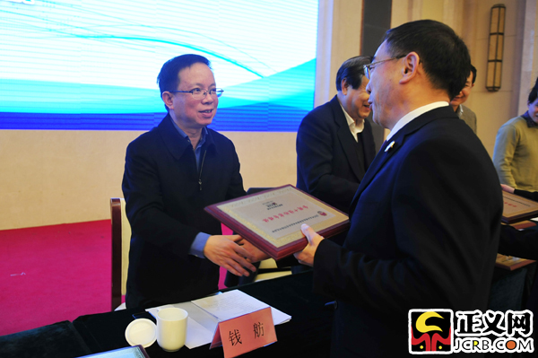 檢察日報(bào)社總編輯錢舫為獲獎(jiǎng)代表頒獎(jiǎng)